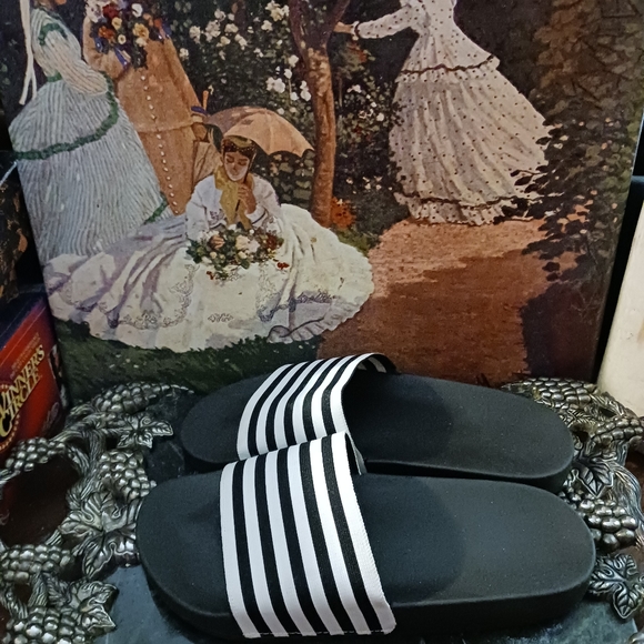 🩴🩴My Tackie Tee's Black&White Slides New!!! Size 8 U.S.A.,A Fabulous Gift.💝🎁 - Picture 11 of 13